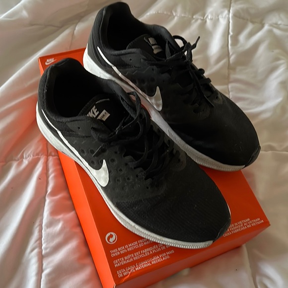 Womans Nike Sneakers - Picture 1 of 4